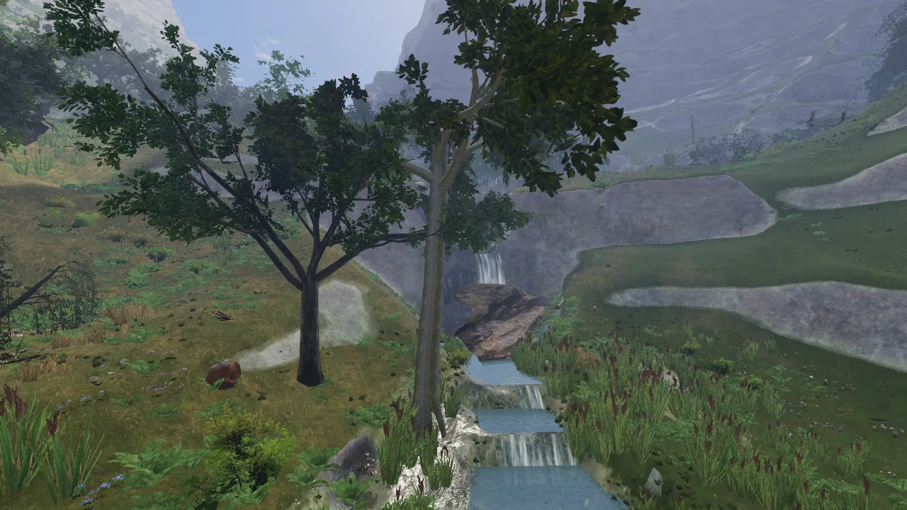 Ein Wasserfall zwischen Felsen.